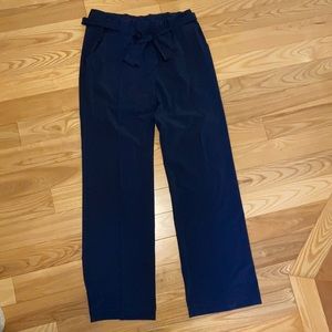 Navy Athleta med rise pant with bow detail